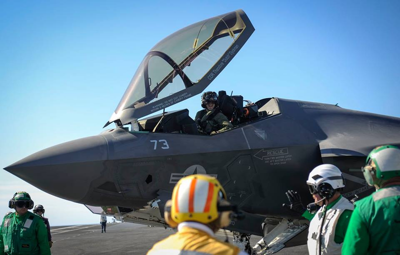 Illustration for article titled Espectaculares imágenes del F-35C en pruebas sobre un portaaviones